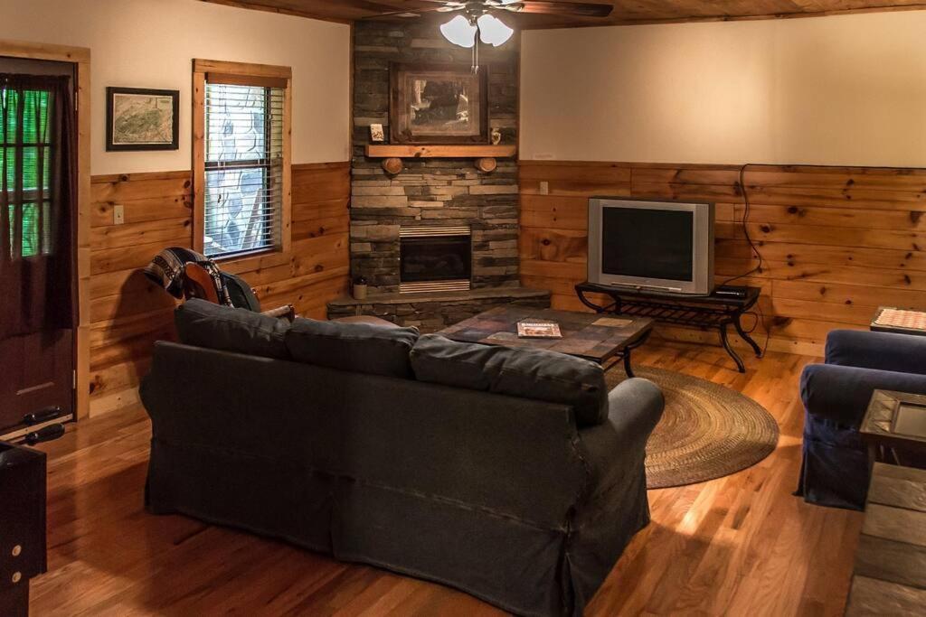 Holly Tree Hideaway - Semi Secluded Mtn Setting Βίλα Sevierville Εξωτερικό φωτογραφία